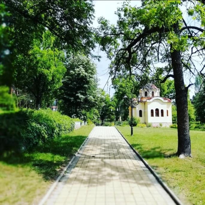 Алея и малка църква сред зеленина във Велинград